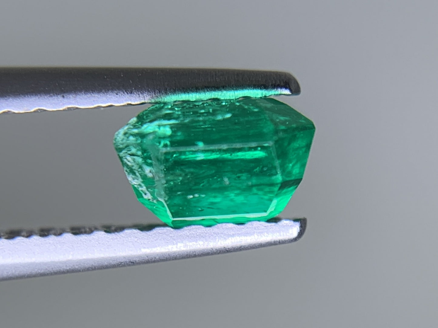エメラルド 天然 0.836ct 宝石ソーティング付き 5.6㎜×5.4㎜×3.5㎜ ルース（ 裸石 ） 6354Y