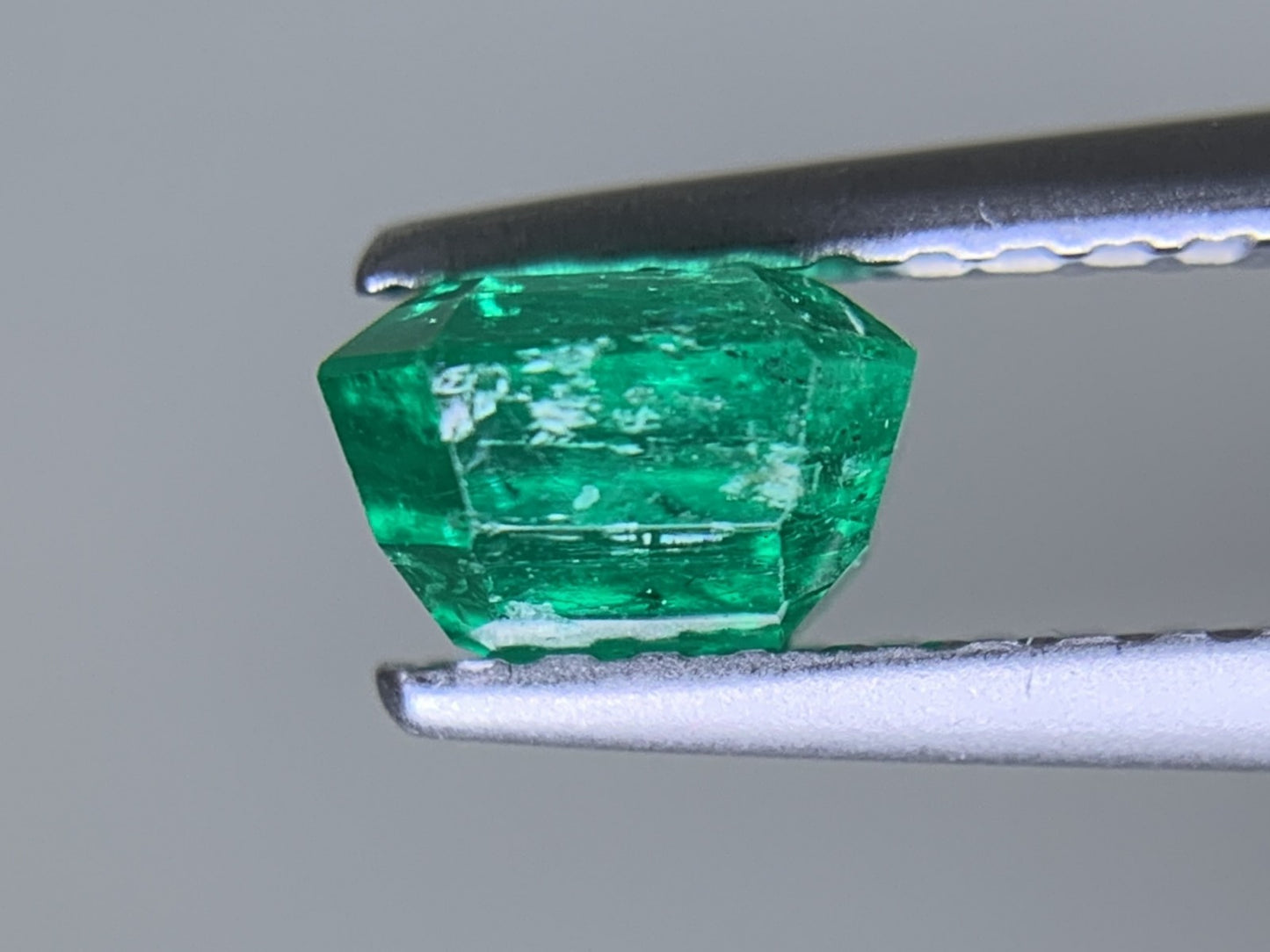 エメラルド 天然 0.836ct 宝石ソーティング付き 5.6㎜×5.4㎜×3.5㎜ ルース（ 裸石 ） 6354Y