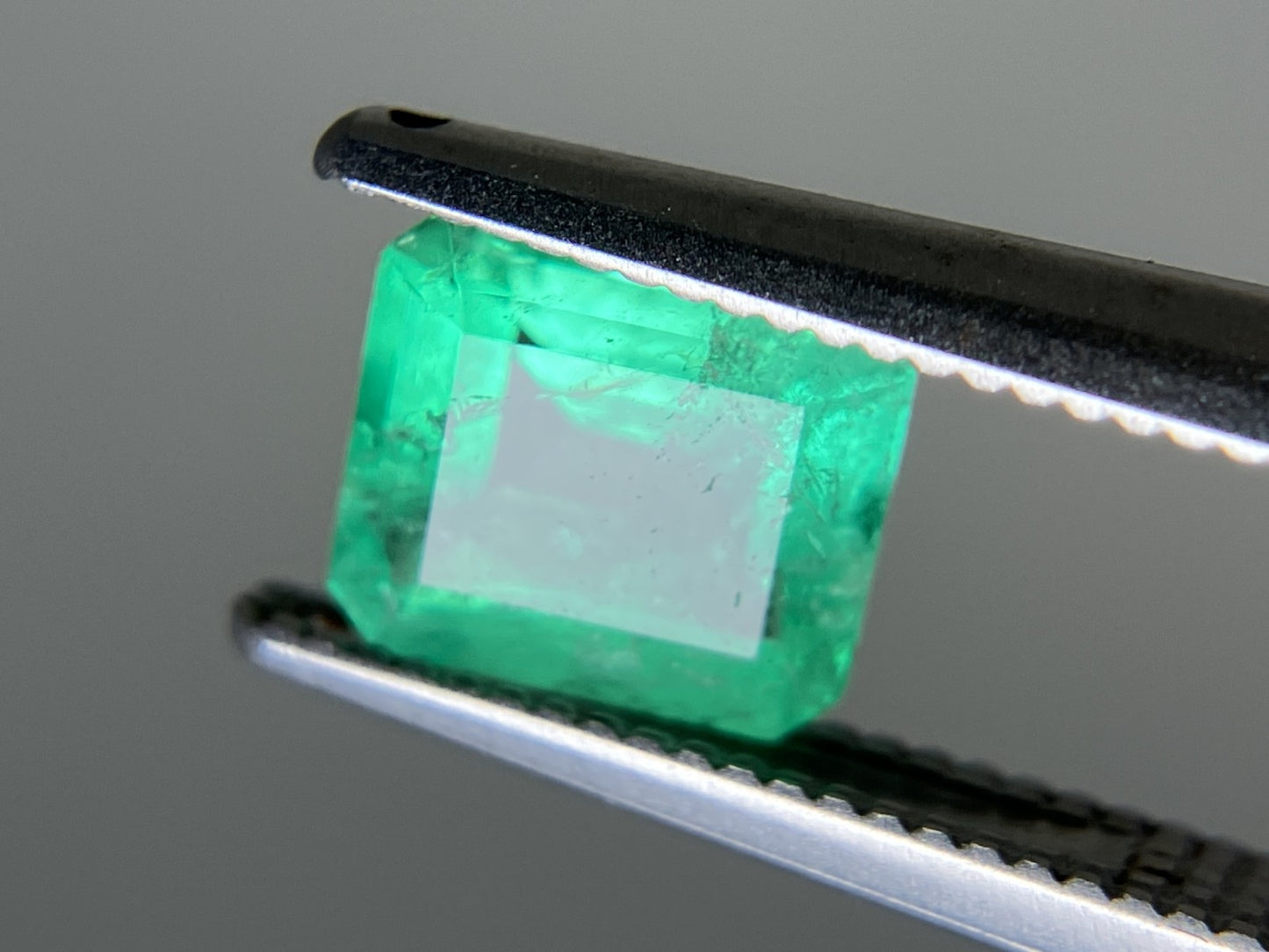 エメラルド 天然  0.873ct  中央宝石ソーティング付き  6.50㎜×5.68㎜×3.37㎜   天然 ルース（ 裸石 ） 5354YY