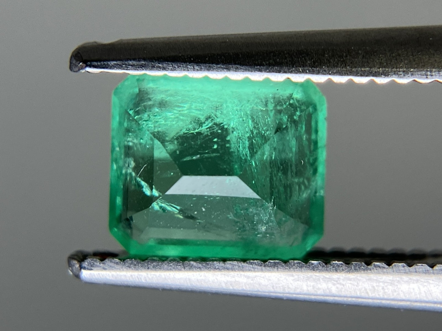 エメラルド 天然  0.873ct  中央宝石ソーティング付き  6.50㎜×5.68㎜×3.37㎜   天然 ルース（ 裸石 ） 5354YY