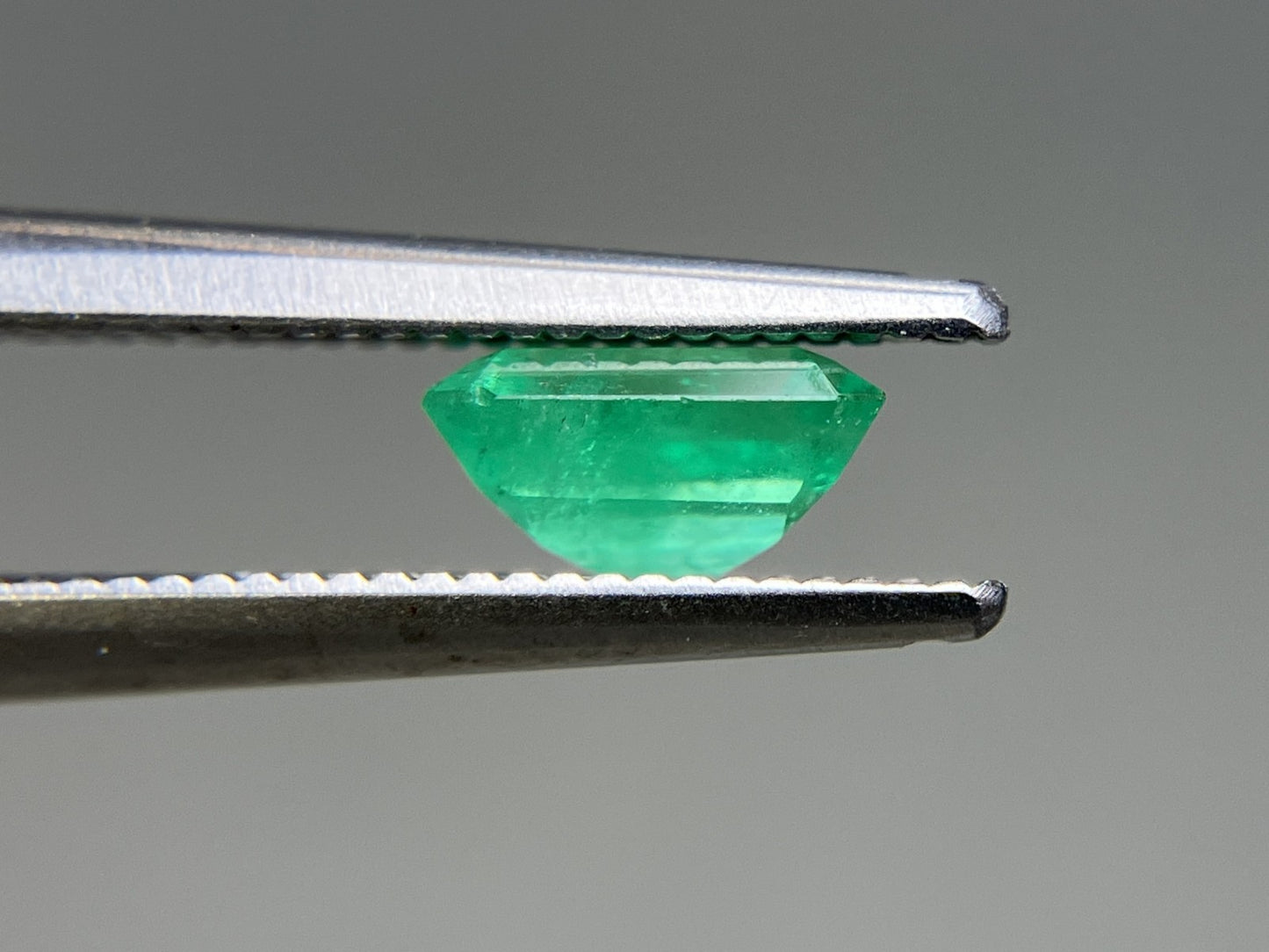 エメラルド 天然  0.873ct  中央宝石ソーティング付き  6.50㎜×5.68㎜×3.37㎜   天然 ルース（ 裸石 ） 5354YY