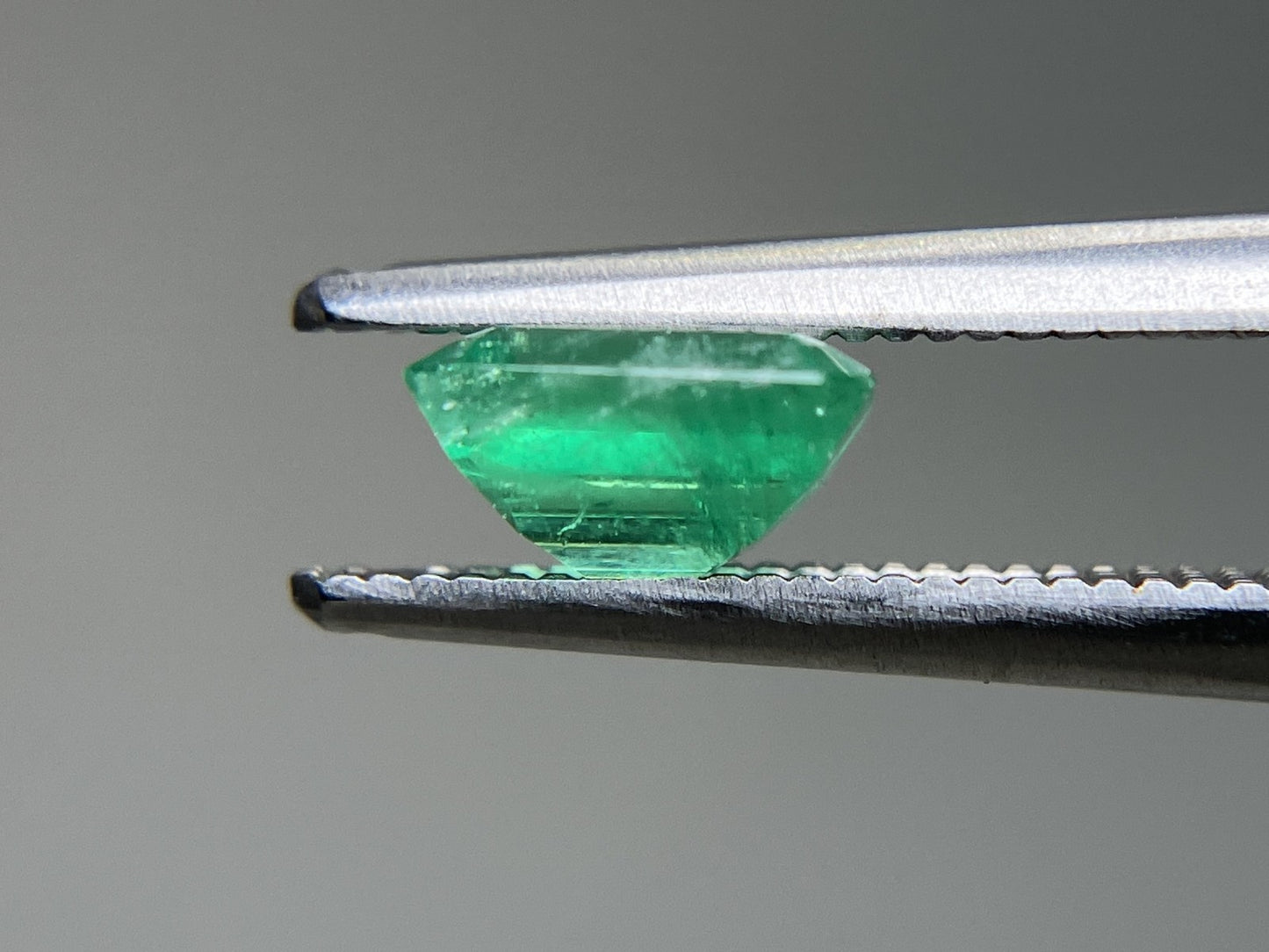エメラルド 天然  0.873ct  中央宝石ソーティング付き  6.50㎜×5.68㎜×3.37㎜   天然 ルース（ 裸石 ） 5354YY