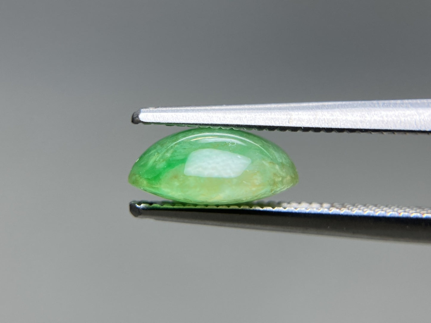 ひすい（ヒスイ 翡翠） 天然 2.561ct 宝石ソーティング付き 9.4㎜×7.8㎜×4.1㎜ ルース（ 裸石 ） 8059YY