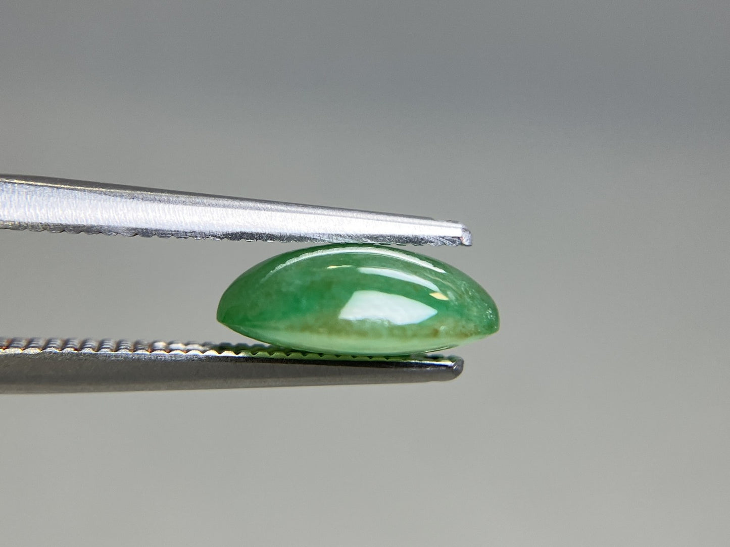 ひすい（ヒスイ 翡翠） 天然 2.948ct 宝石ソーティング付き 10.0㎜×8.3㎜×3.9㎜ ルース（ 裸石 ） 8065YY