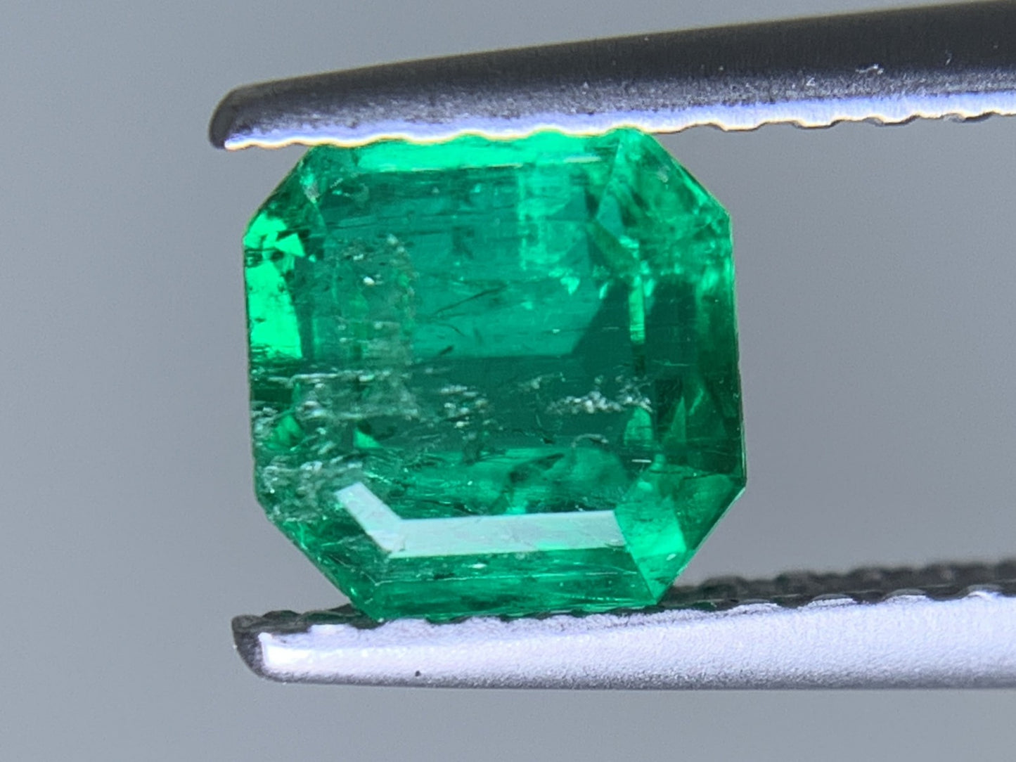 エメラルド 天然 0.836ct 宝石ソーティング付き 5.6㎜×5.4㎜×3.5㎜ ルース（ 裸石 ） 6354Y