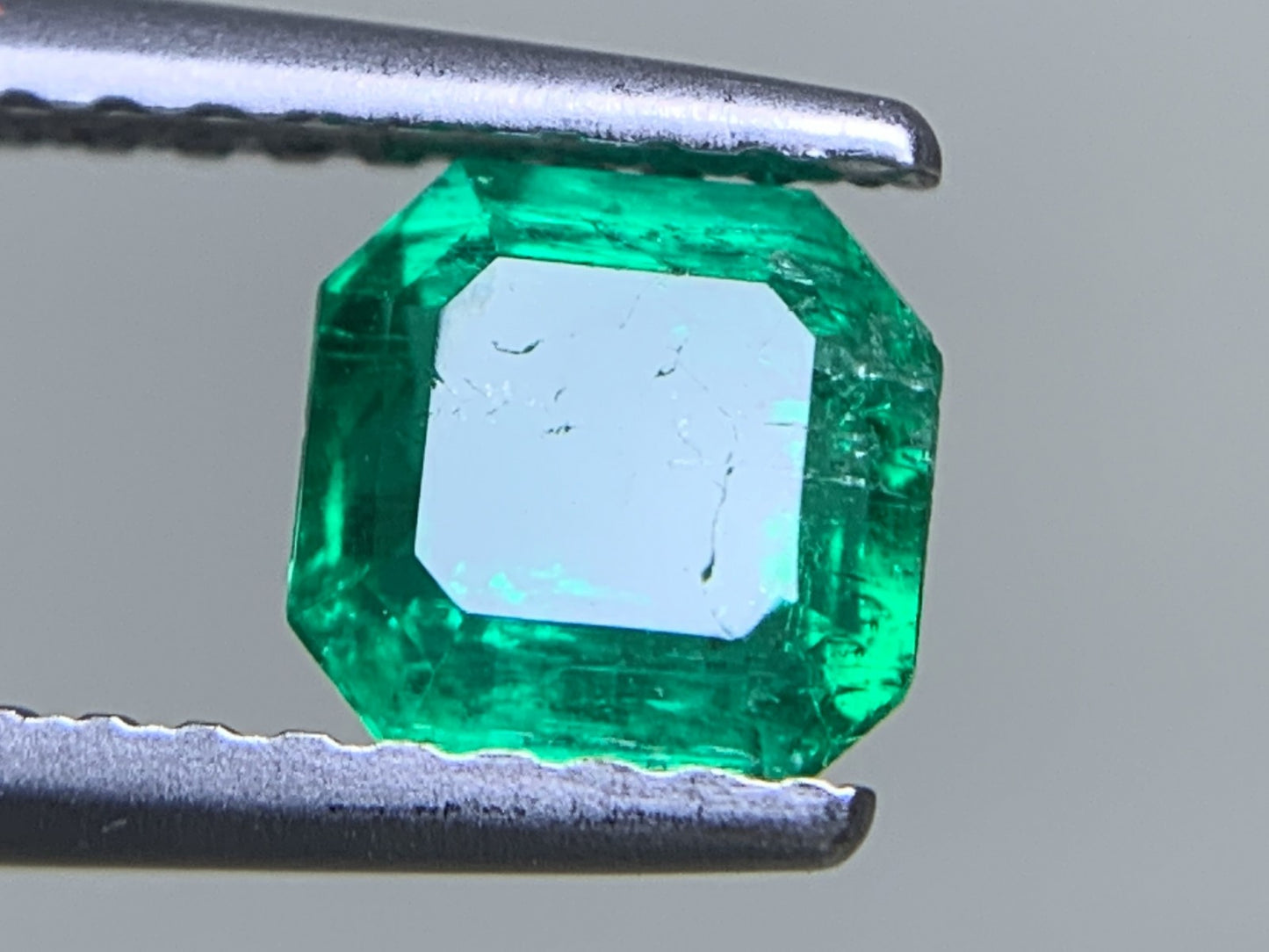 エメラルド 天然 0.836ct 宝石ソーティング付き 5.6㎜×5.4㎜×3.5㎜ ルース（ 裸石 ） 6354Y