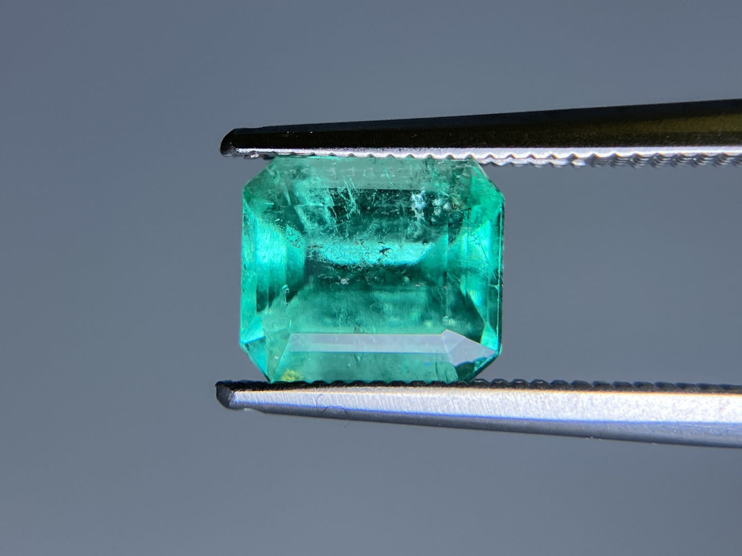 エメラルド 1.917ct 中央宝石ソーティング付き 8.19㎜×7.06㎜×4.94㎜ ルース（ 裸石 ） 3530S