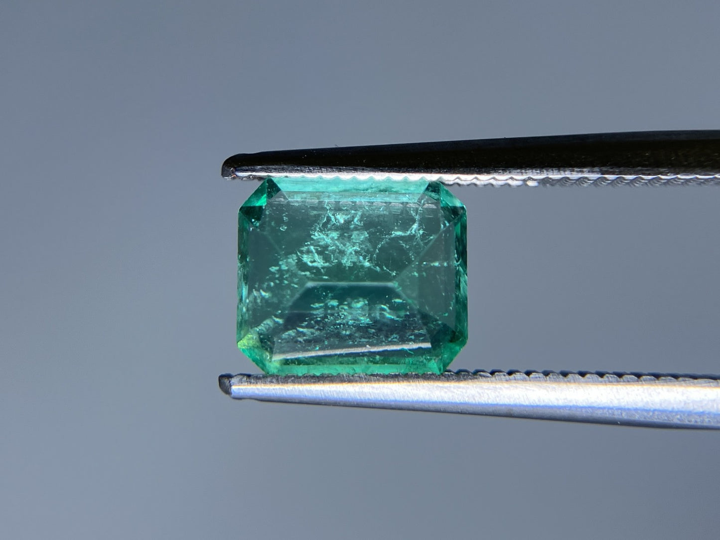 エメラルド 1.917ct 中央宝石ソーティング付き 8.19㎜×7.06㎜×4.94㎜ ルース（ 裸石 ） 3530S