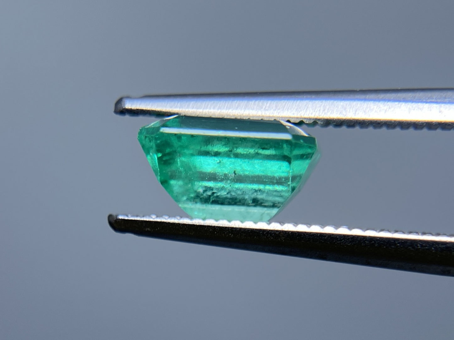 エメラルド 1.917ct 中央宝石ソーティング付き 8.19㎜×7.06㎜×4.94㎜ ルース（ 裸石 ） 3530S