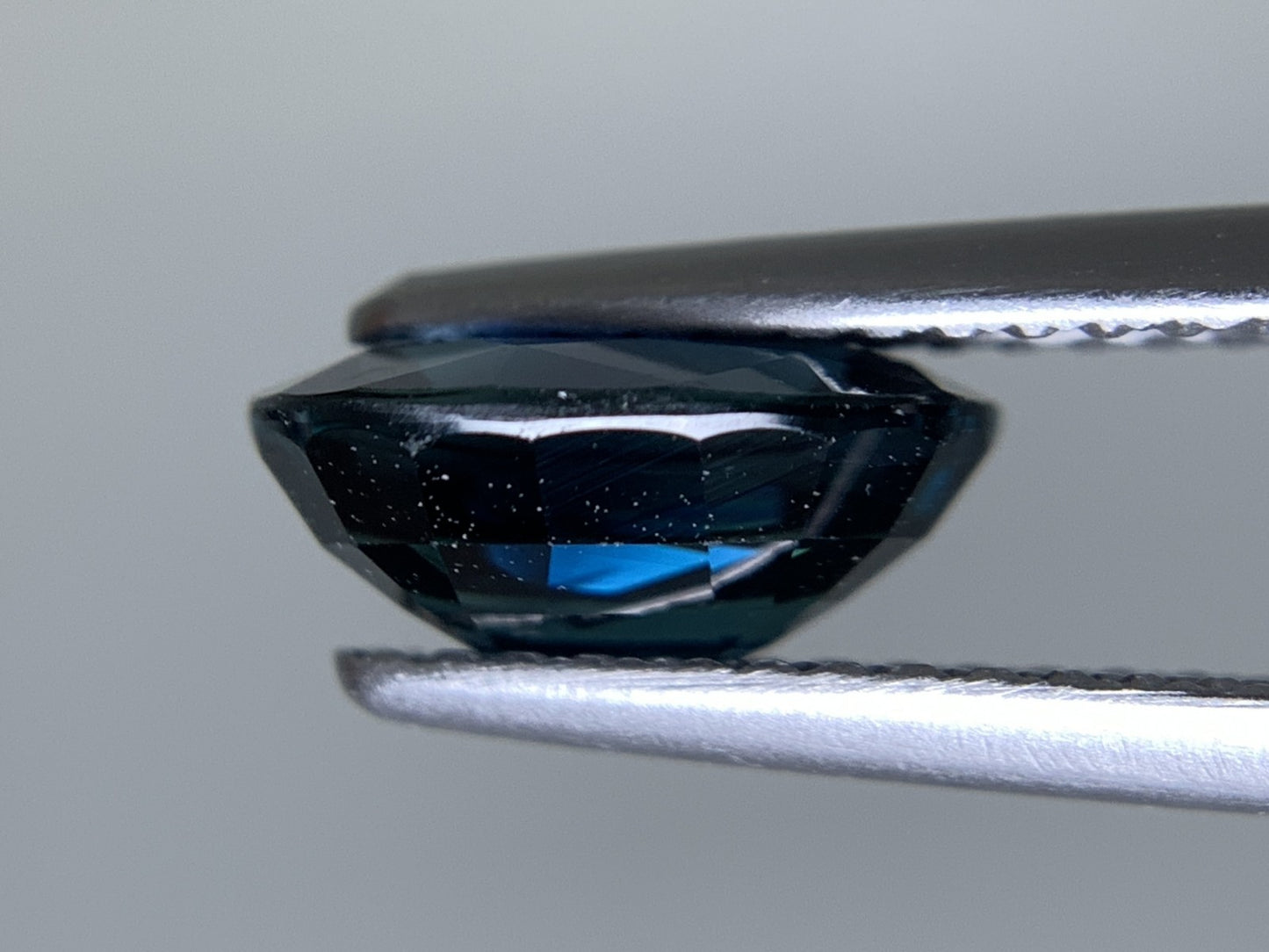 サファイア 天然 2.243ct 中央宝石ソーティング付き 8.99㎜×6.85㎜×3.85㎜ ルース（ 裸石 ） 6604Y