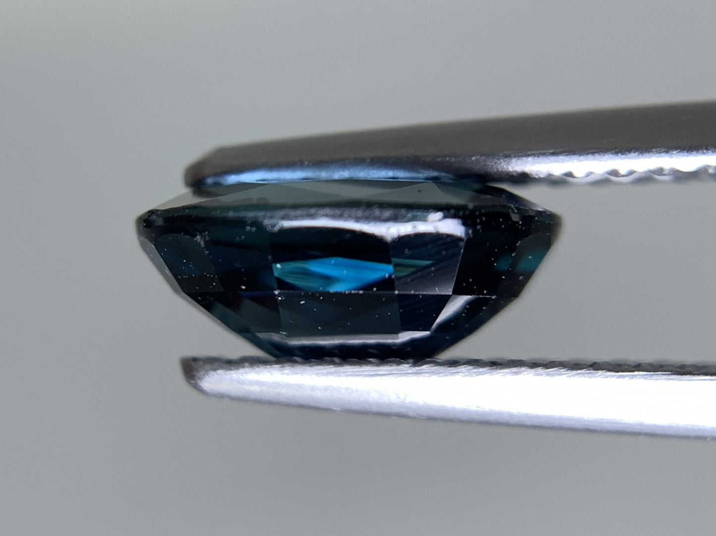 サファイア 天然 2.243ct 中央宝石ソーティング付き 8.99㎜×6.85㎜×3.85㎜ ルース（ 裸石 ） 6604Y