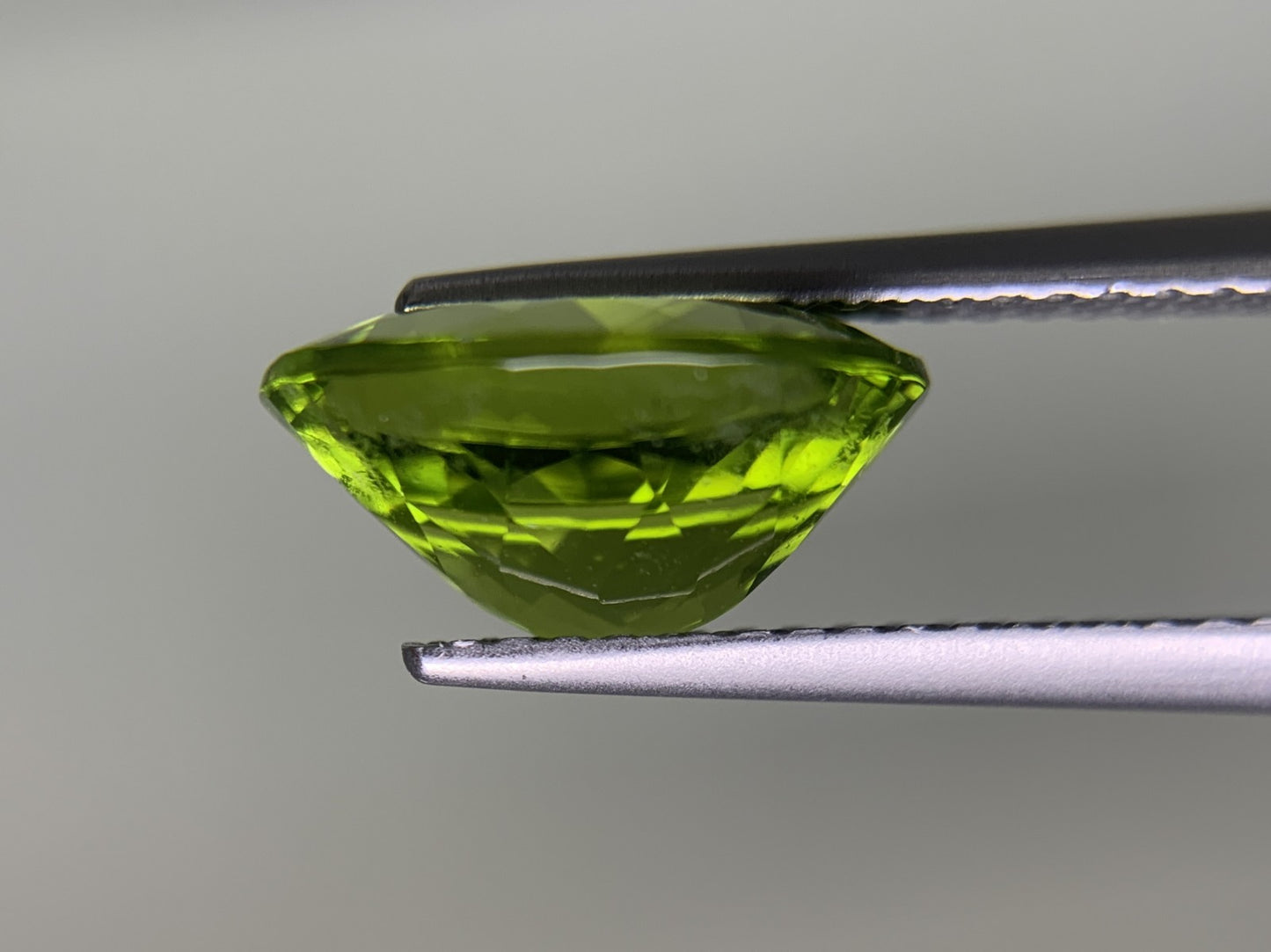 ペリドット 3.479ct 宝石ソーティング付き  11.1㎜×8.8㎜×5.4㎜  ルース（ 裸石 ） 3999Y