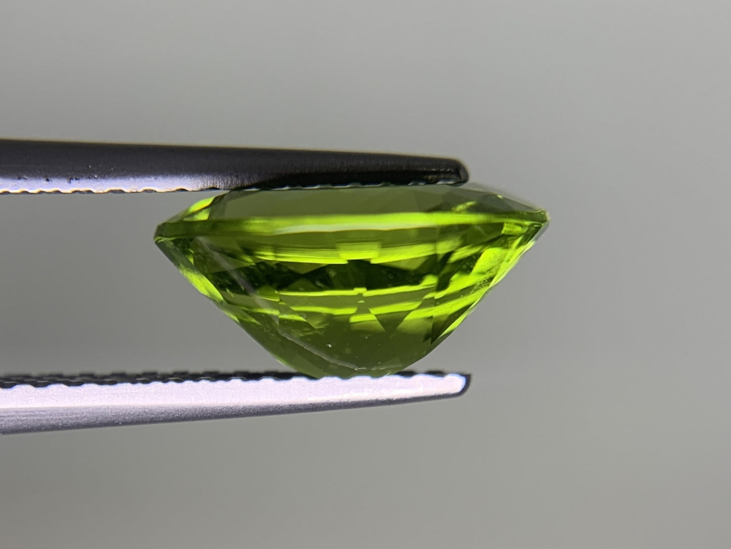 ペリドット 3.479ct 宝石ソーティング付き  11.1㎜×8.8㎜×5.4㎜  ルース（ 裸石 ） 3999Y