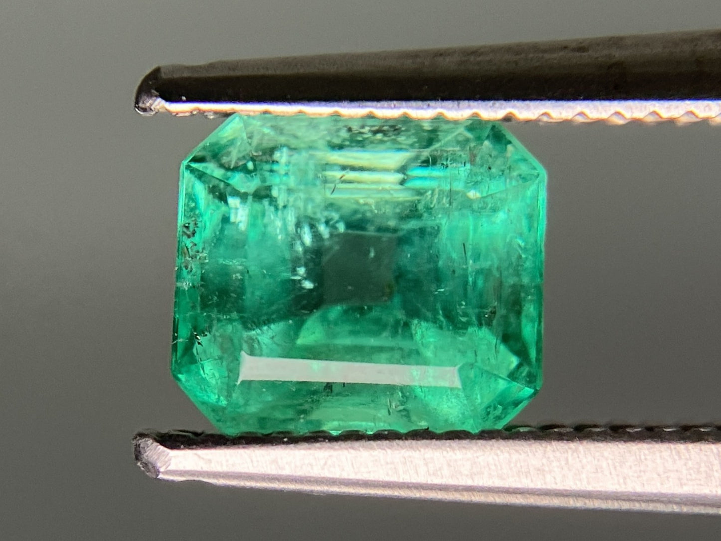 エメラルド 天然  1.168ct  中央宝石ソーティング付き  6.58㎜×5.80㎜×4.42㎜   天然 ルース（ 裸石 ） 5408YY