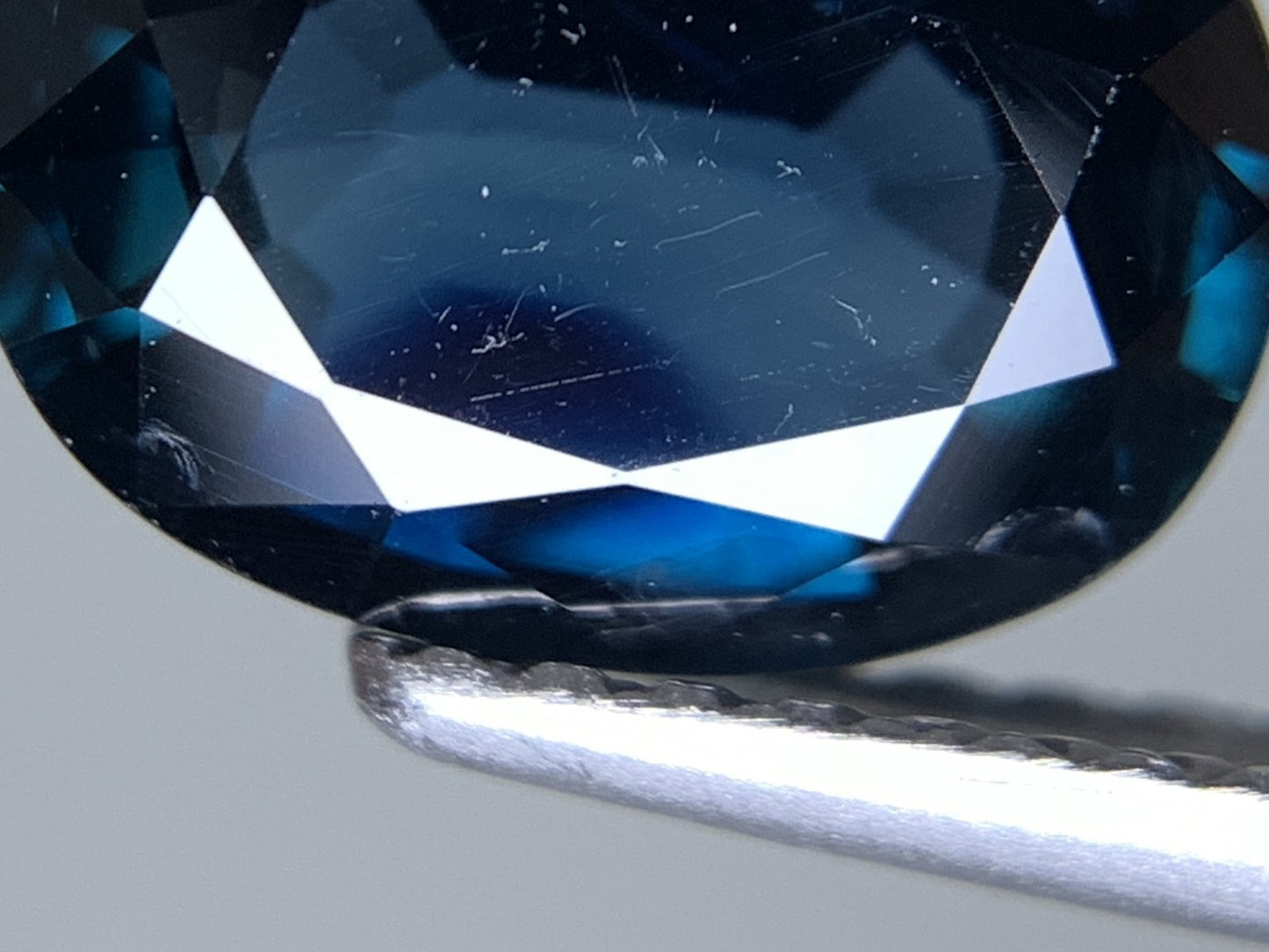 サファイア 天然 2.243ct 中央宝石ソーティング付き 8.99㎜×6.85㎜×3.85㎜ ルース（ 裸石 ） 6604Y