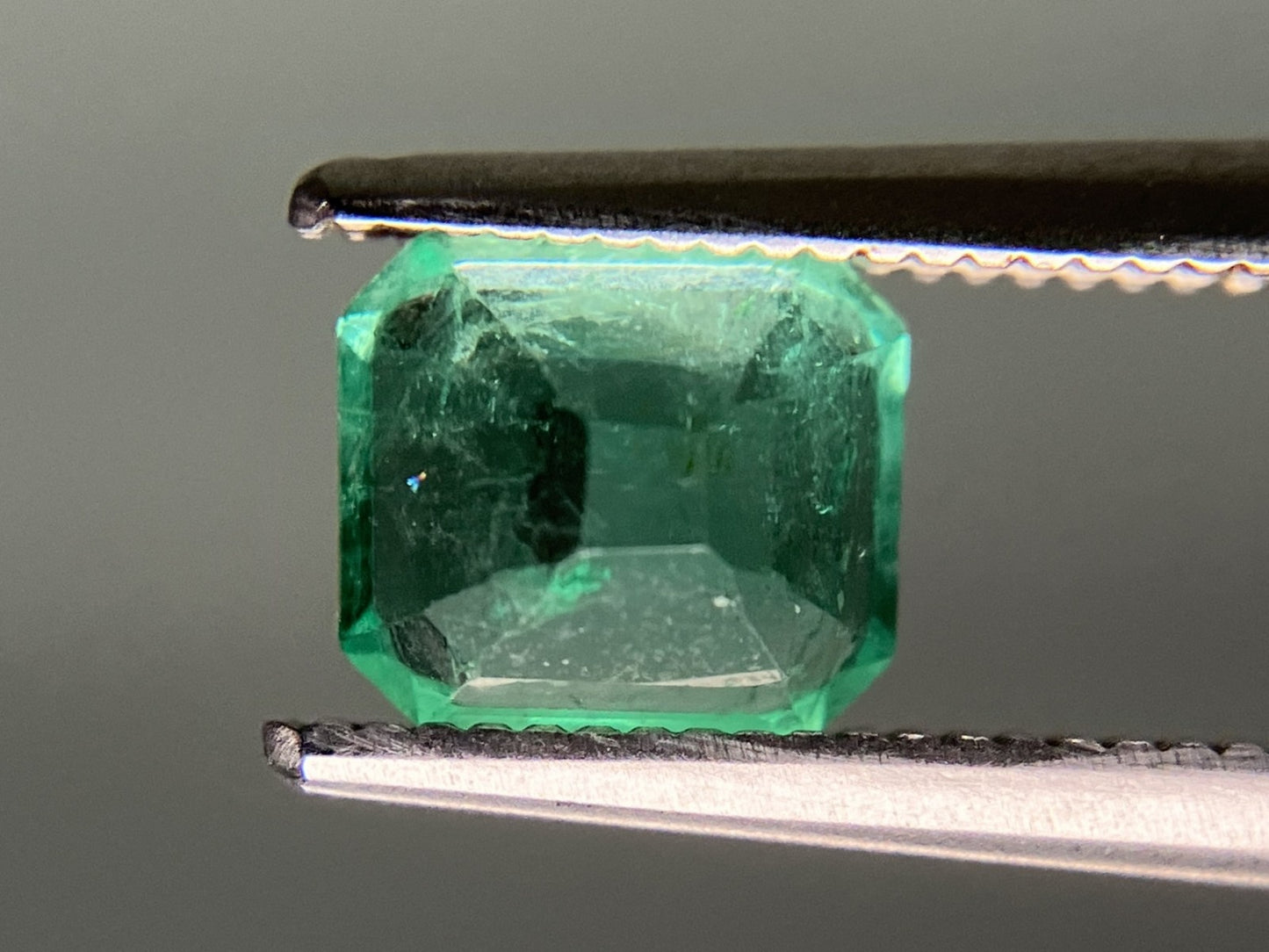 エメラルド 天然  1.168ct  中央宝石ソーティング付き  6.58㎜×5.80㎜×4.42㎜   天然 ルース（ 裸石 ） 5408YY