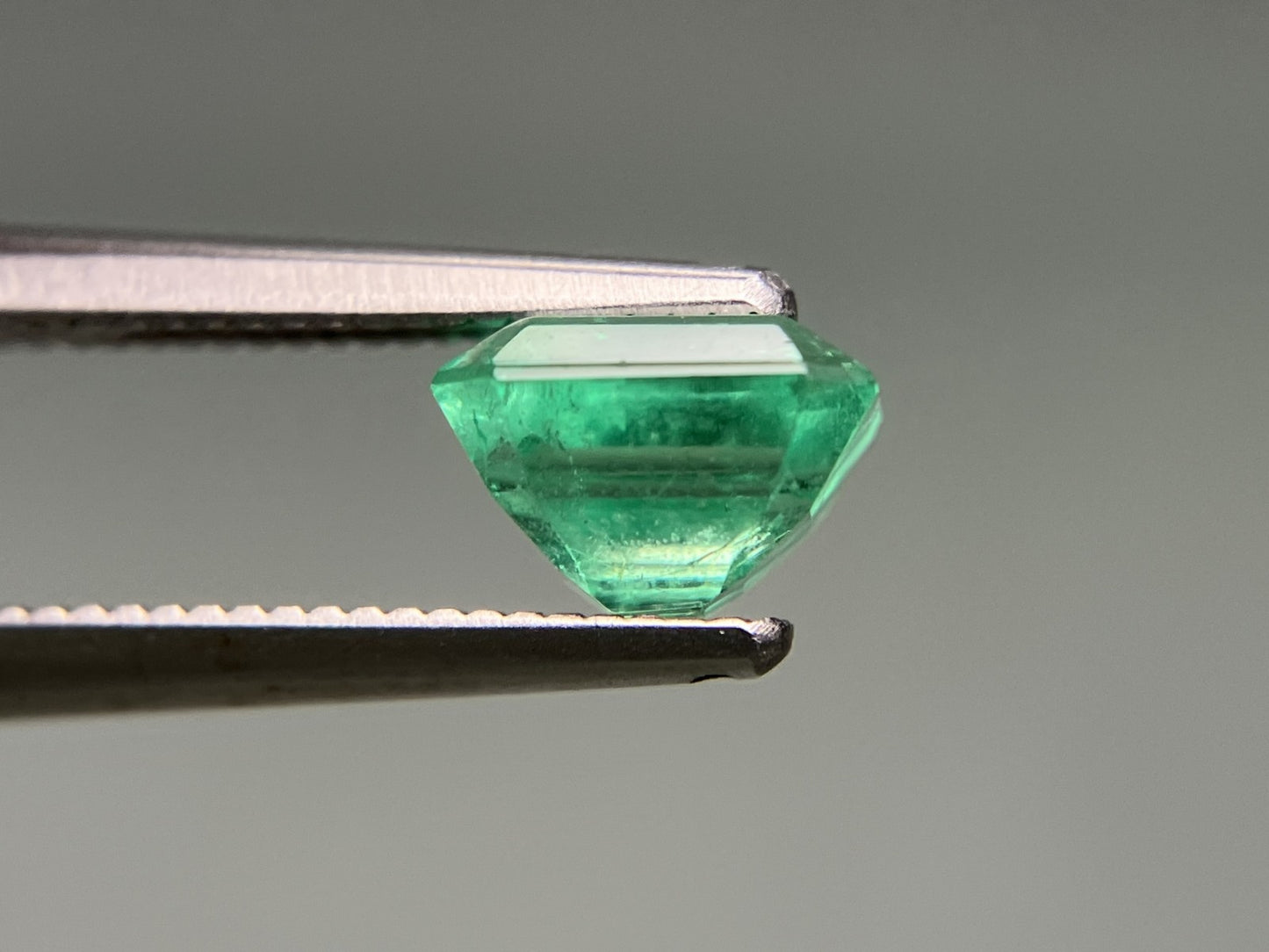 エメラルド 天然  1.168ct  中央宝石ソーティング付き  6.58㎜×5.80㎜×4.42㎜   天然 ルース（ 裸石 ） 5408YY