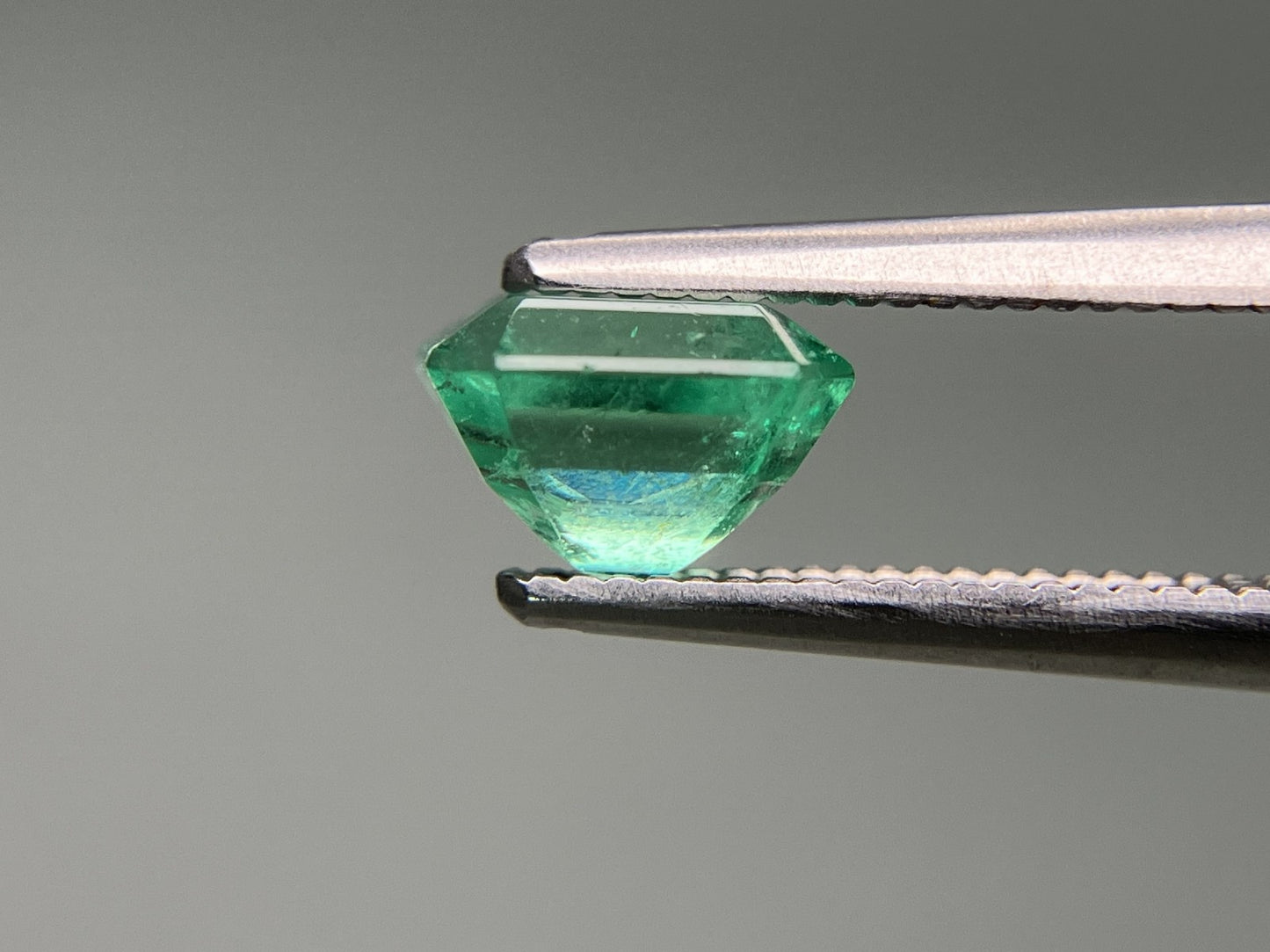 エメラルド 天然  1.168ct  中央宝石ソーティング付き  6.58㎜×5.80㎜×4.42㎜   天然 ルース（ 裸石 ） 5408YY