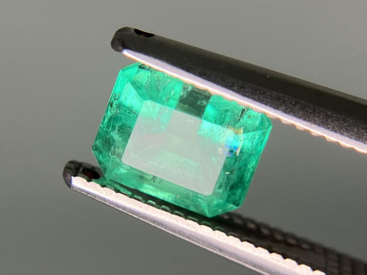 エメラルド 天然  1.168ct  中央宝石ソーティング付き  6.58㎜×5.80㎜×4.42㎜   天然 ルース（ 裸石 ） 5408YY