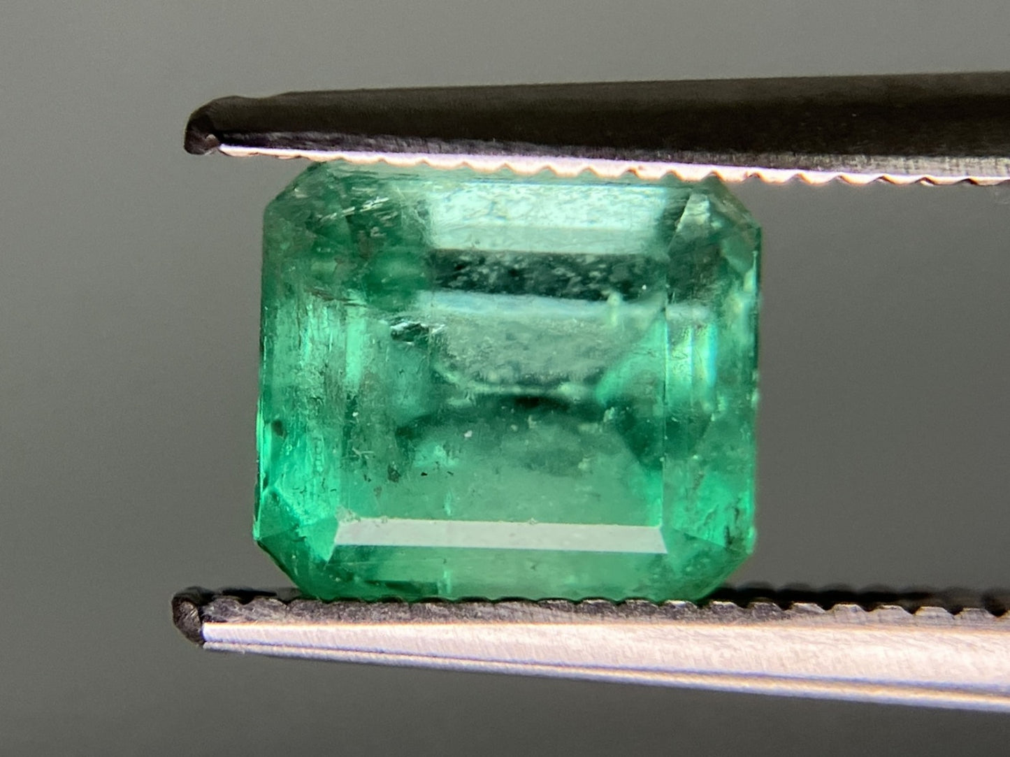 エメラルド 天然  1.781ct  中央宝石ソーティング付き  7.38㎜×6.60㎜×5.39㎜   天然 ルース（ 裸石 ） 5409YY
