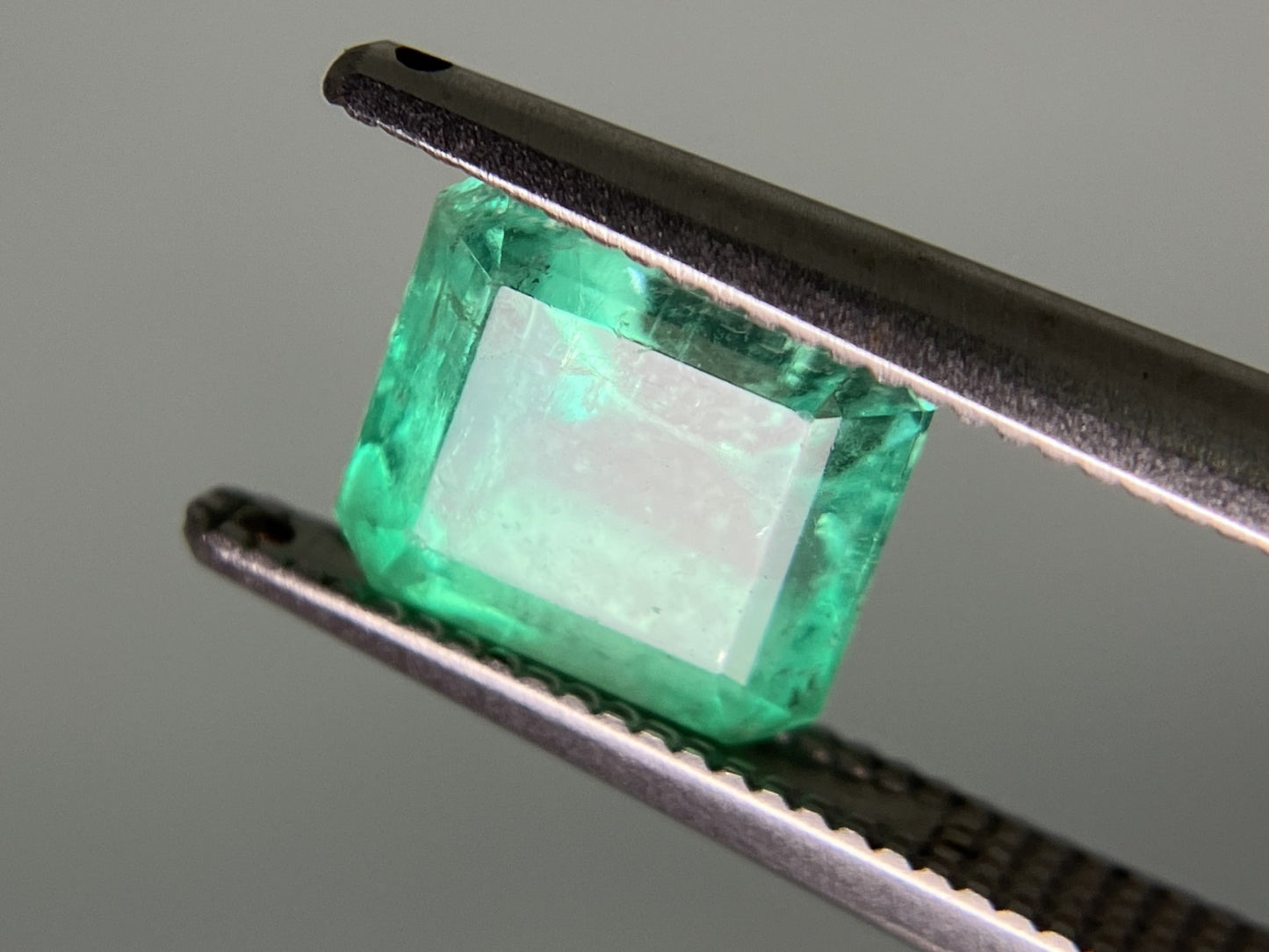 エメラルド 天然  1.781ct  中央宝石ソーティング付き  7.38㎜×6.60㎜×5.39㎜   天然 ルース（ 裸石 ） 5409YY