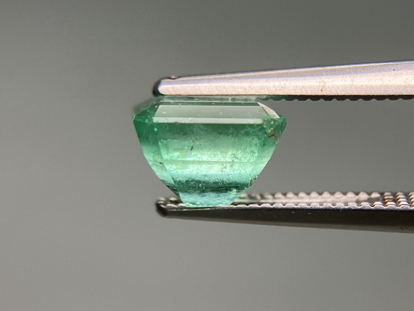 エメラルド 天然  1.781ct  中央宝石ソーティング付き  7.38㎜×6.60㎜×5.39㎜   天然 ルース（ 裸石 ） 5409YY