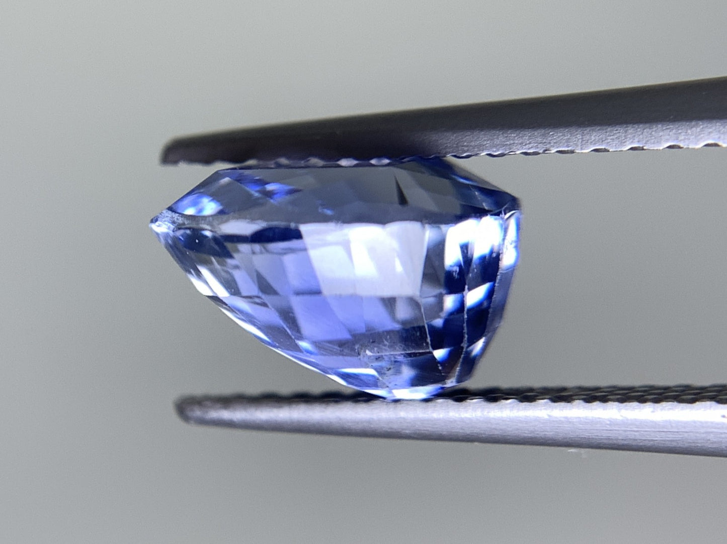サファイア 4.04ct  GIA宝石鑑別書付き  No Heat Sri Lanka 9.41㎜×7.48㎜×6.19㎜   天然 ルース（ 裸石 ）   3872Y