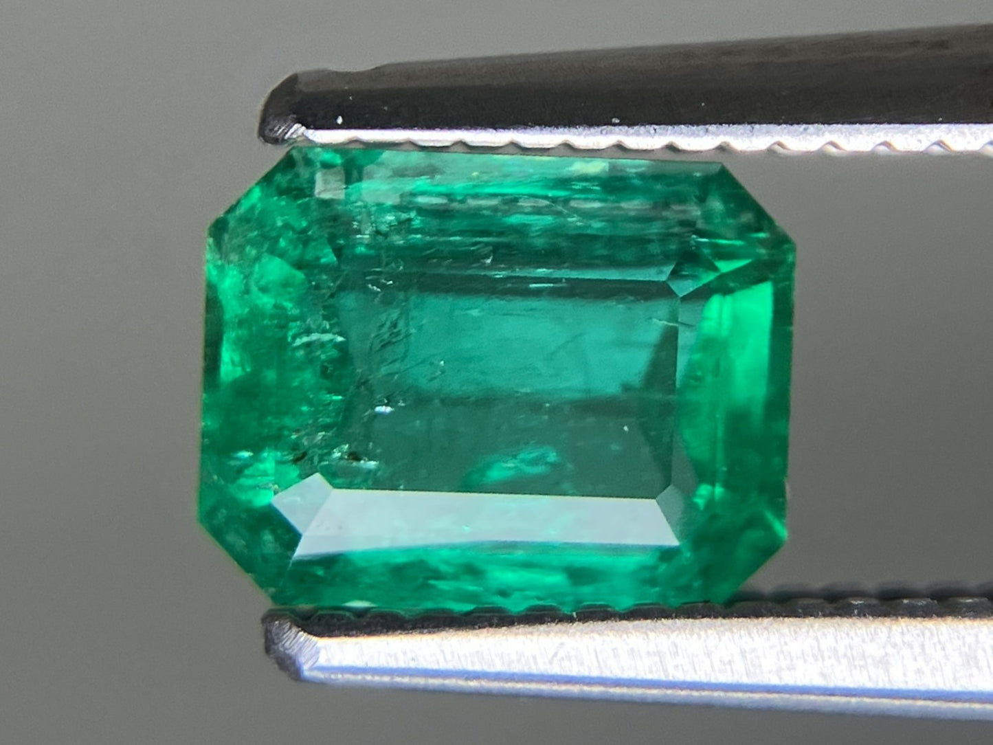 エメラルド 天然  0.948ct  中央宝石ソーティング付き  6.85㎜×5.32㎜×3.28㎜   天然 ルース（ 裸石 ） 5361YY