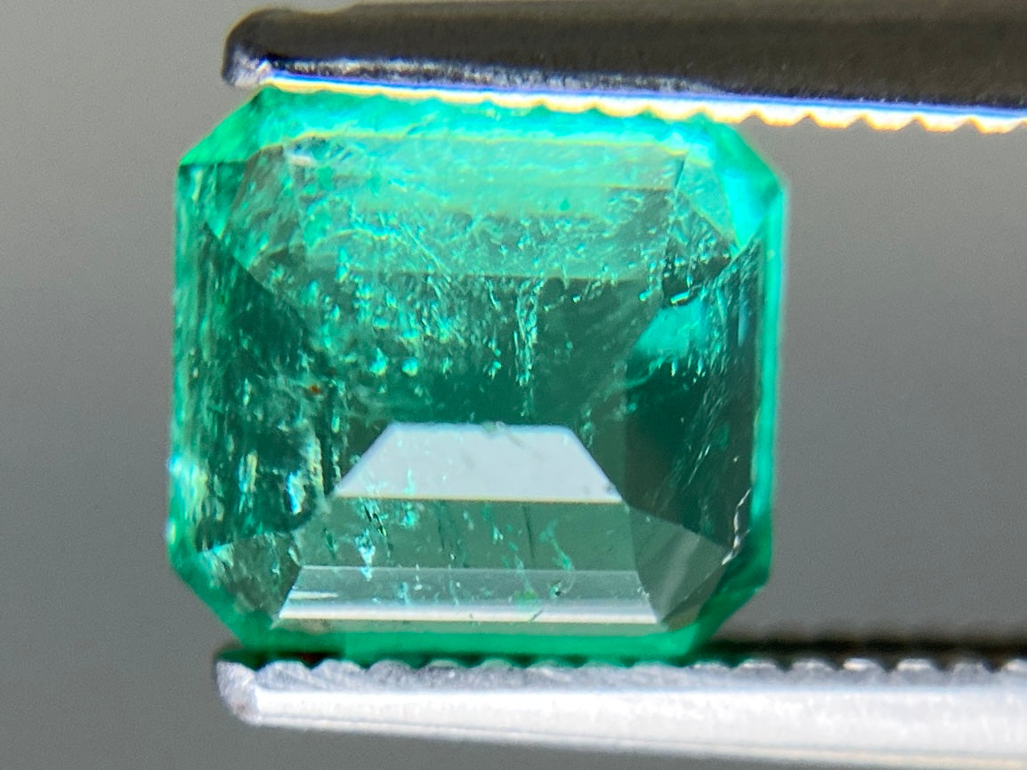 エメラルド 天然 1.463ct 中央宝石ソーティング付き 6.97㎜×6.52㎜×4.47㎜ ルース（ 裸石 ） 8188YY