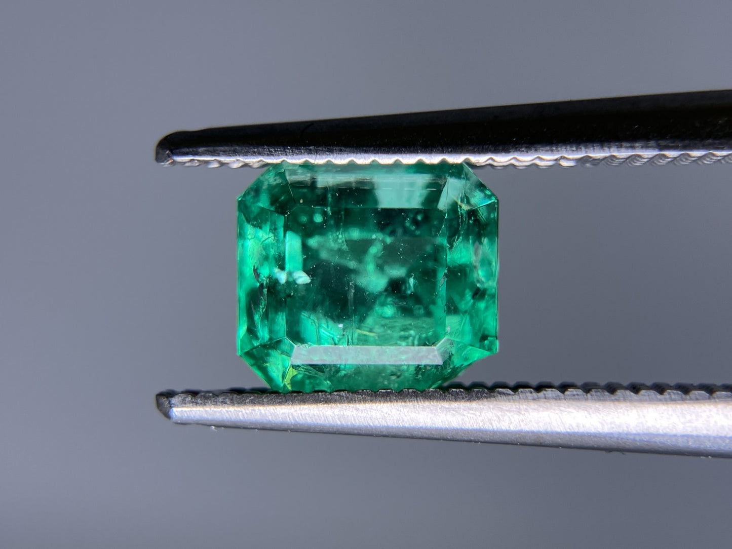 エメラルド 1.324ct 中央宝石ソーティング付き 6.92㎜×6.81㎜×4.31㎜ ルース（ 裸石 ） 3651S