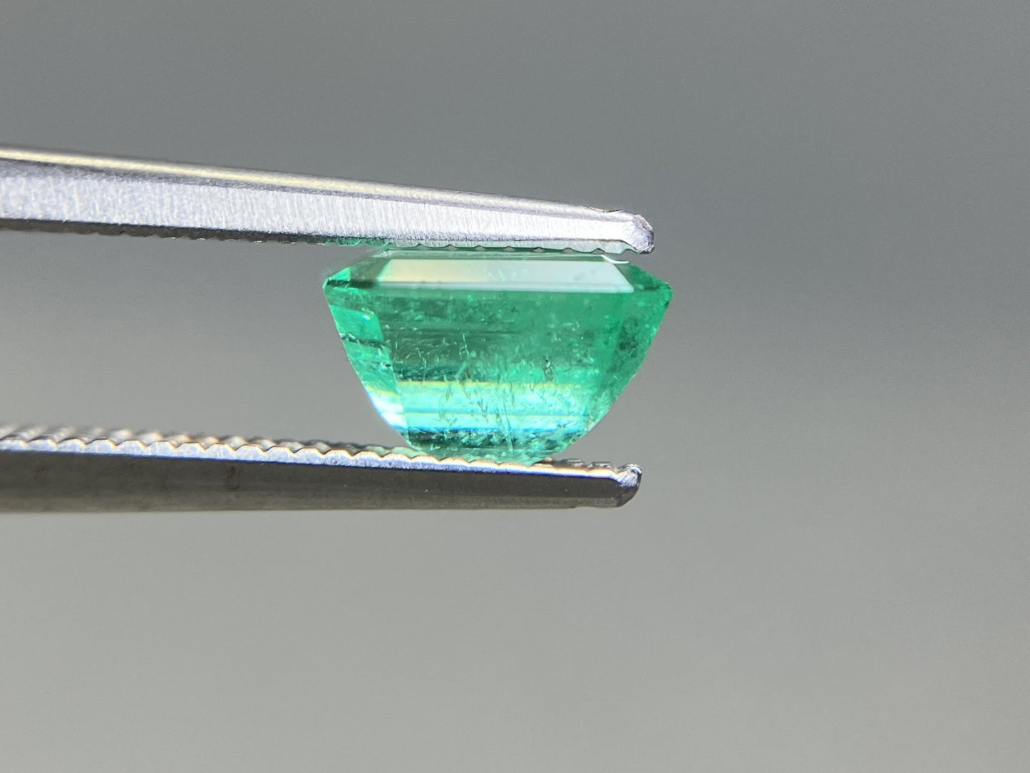 エメラルド 天然 1.463ct 中央宝石ソーティング付き 6.97㎜×6.52㎜×4.47㎜ ルース（ 裸石 ） 8188YY