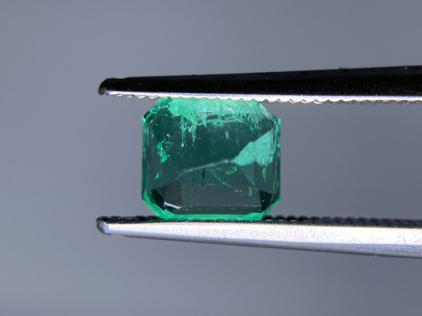 エメラルド 1.324ct 中央宝石ソーティング付き 6.92㎜×6.81㎜×4.31㎜ ルース（ 裸石 ） 3651S