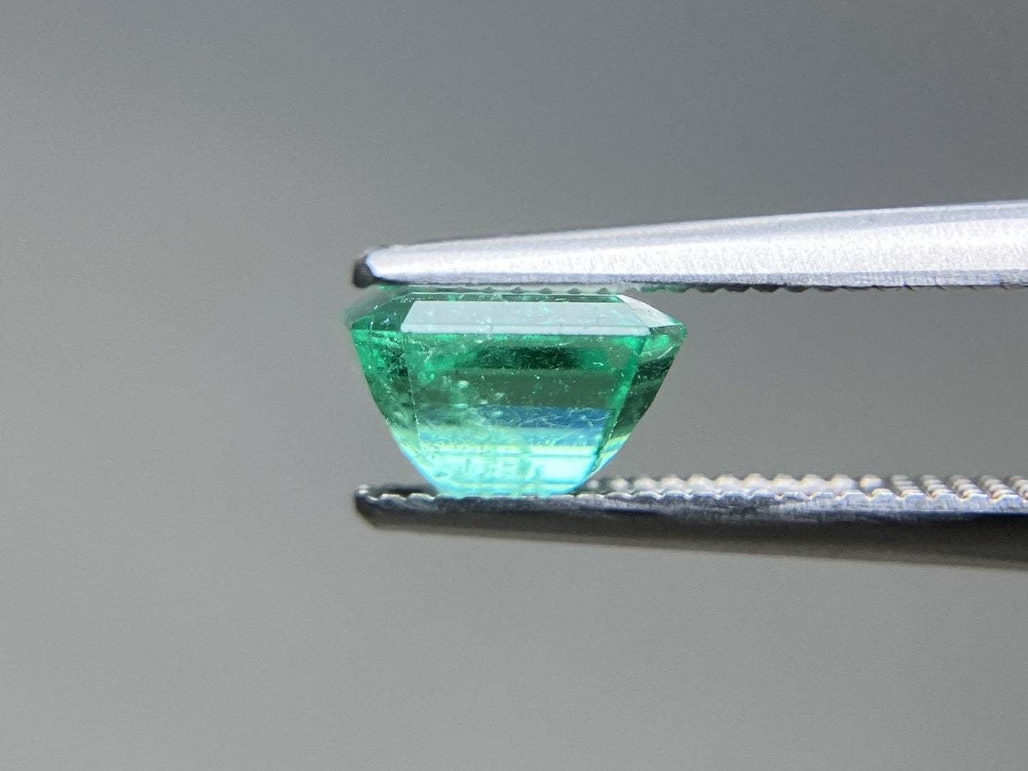 エメラルド 天然 1.463ct 中央宝石ソーティング付き 6.97㎜×6.52㎜×4.47㎜ ルース（ 裸石 ） 8188YY