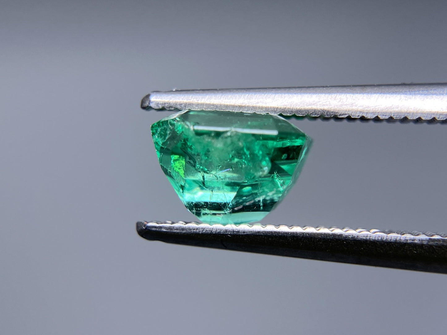 エメラルド 1.324ct 中央宝石ソーティング付き 6.92㎜×6.81㎜×4.31㎜ ルース（ 裸石 ） 3651S