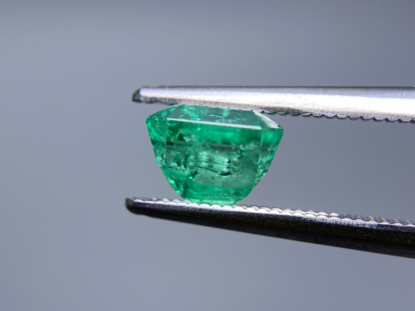 エメラルド 1.324ct 中央宝石ソーティング付き 6.92㎜×6.81㎜×4.31㎜ ルース（ 裸石 ） 3651S