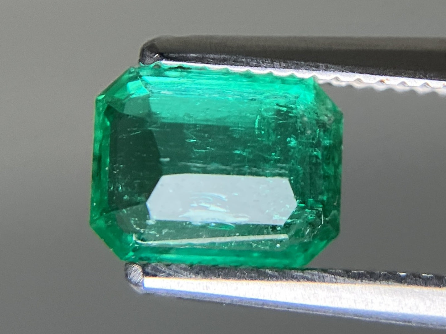 エメラルド 天然  0.948ct  中央宝石ソーティング付き  6.85㎜×5.32㎜×3.28㎜   天然 ルース（ 裸石 ） 5361YY