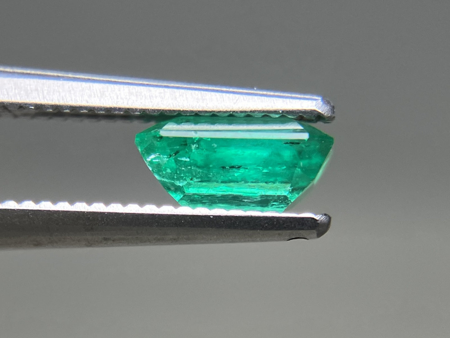 エメラルド 天然  0.948ct  中央宝石ソーティング付き  6.85㎜×5.32㎜×3.28㎜   天然 ルース（ 裸石 ） 5361YY