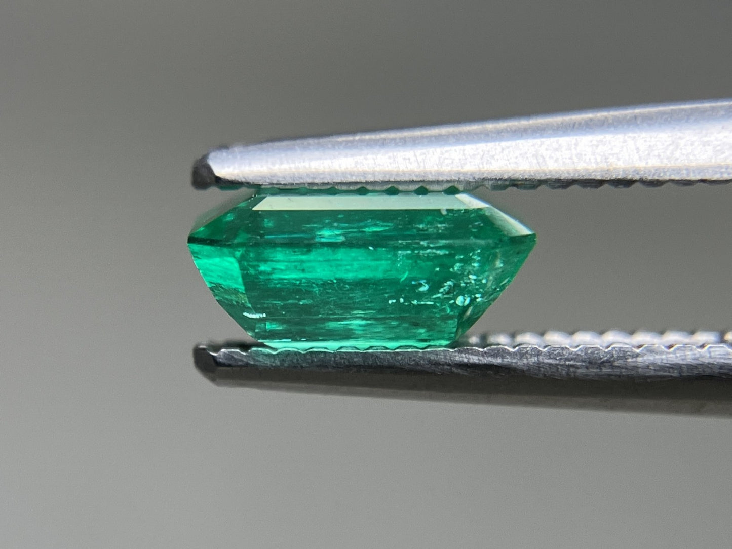 エメラルド 天然  0.948ct  中央宝石ソーティング付き  6.85㎜×5.32㎜×3.28㎜   天然 ルース（ 裸石 ） 5361YY