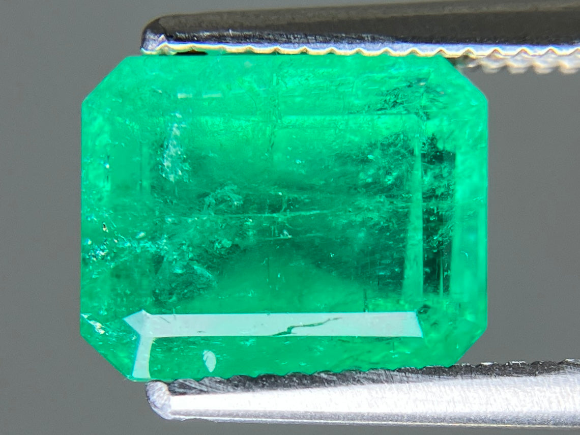 エメラルド 天然 2.459ct 中央宝石ソーティング付き 8.98㎜×7.28㎜×5.05㎜ ルース（ 裸石 ） 8179YY