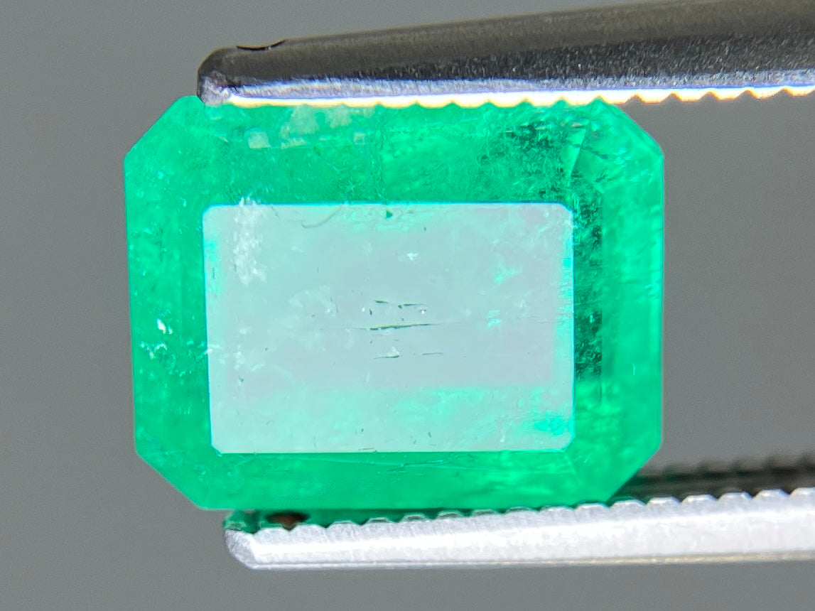 エメラルド 天然 2.459ct 中央宝石ソーティング付き 8.98㎜×7.28㎜×5.05㎜ ルース（ 裸石 ） 8179YY