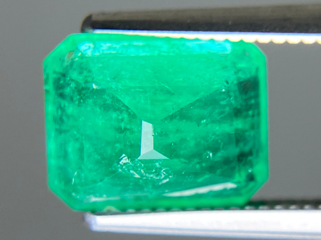 エメラルド 天然 2.459ct 中央宝石ソーティング付き 8.98㎜×7.28㎜×5.05㎜ ルース（ 裸石 ） 8179YY