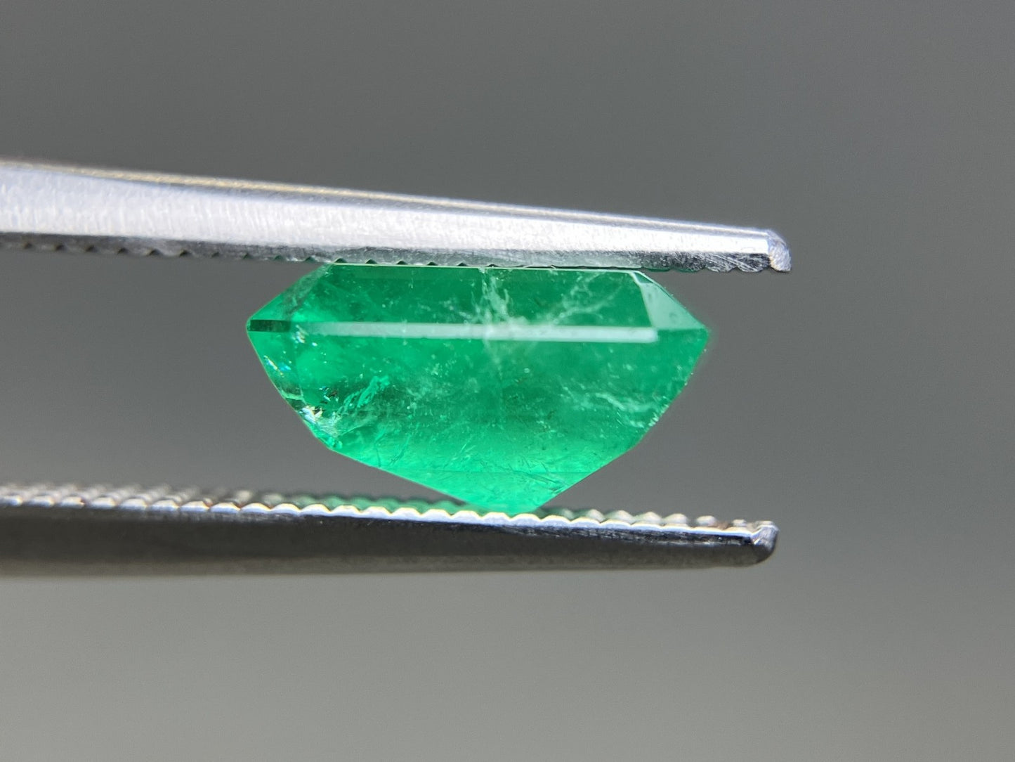エメラルド 天然 2.459ct 中央宝石ソーティング付き 8.98㎜×7.28㎜×5.05㎜ ルース（ 裸石 ） 8179YY