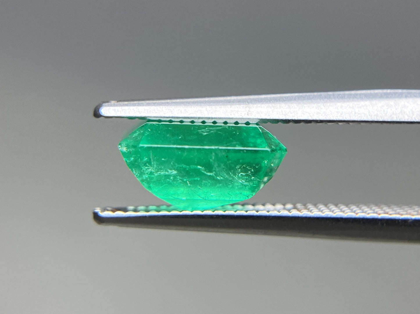エメラルド 天然 2.459ct 中央宝石ソーティング付き 8.98㎜×7.28㎜×5.05㎜ ルース（ 裸石 ） 8179YY