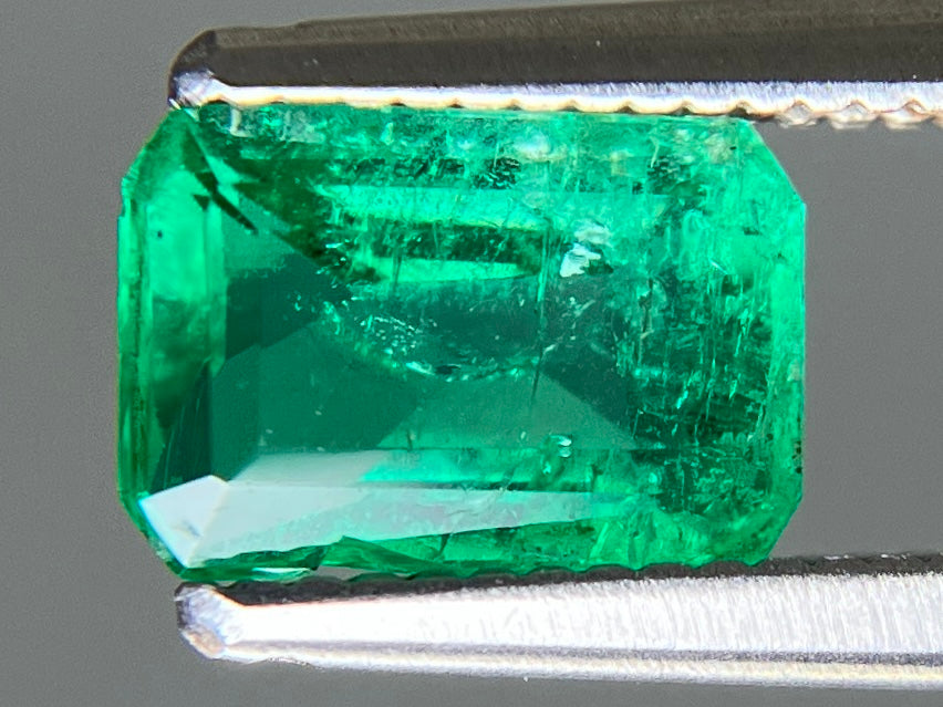 エメラルド 天然 0.898ct 中央宝石ソーティング付き 7.24㎜×5.00㎜×3.44㎜ ルース（ 裸石 ） 8209YY