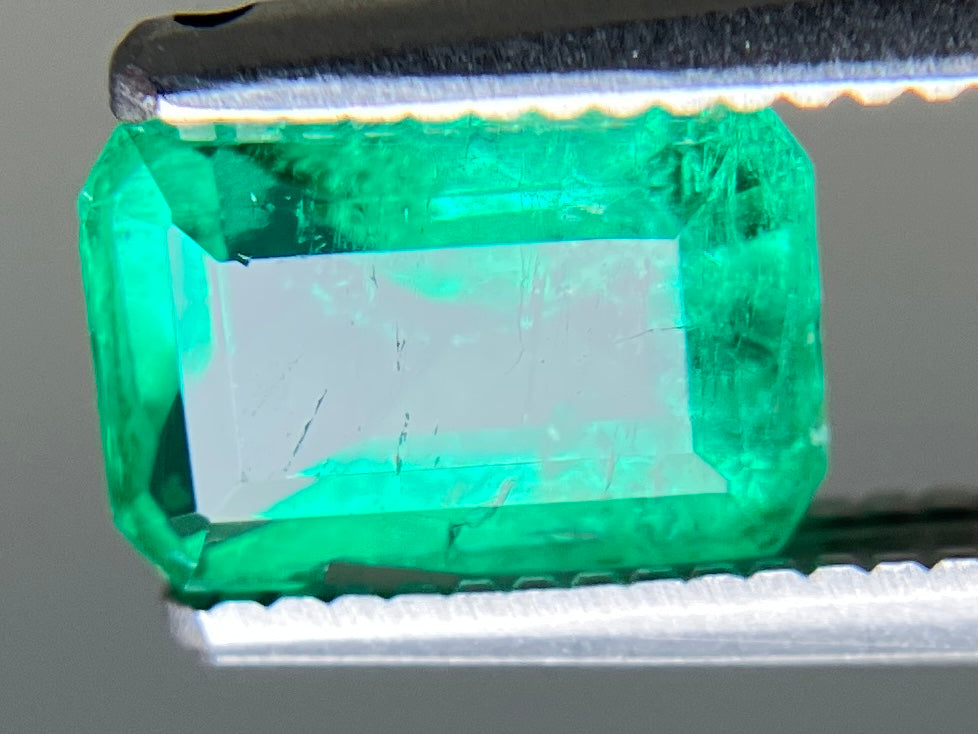 エメラルド 天然 0.898ct 中央宝石ソーティング付き 7.24㎜×5.00㎜×3.44㎜ ルース（ 裸石 ） 8209YY