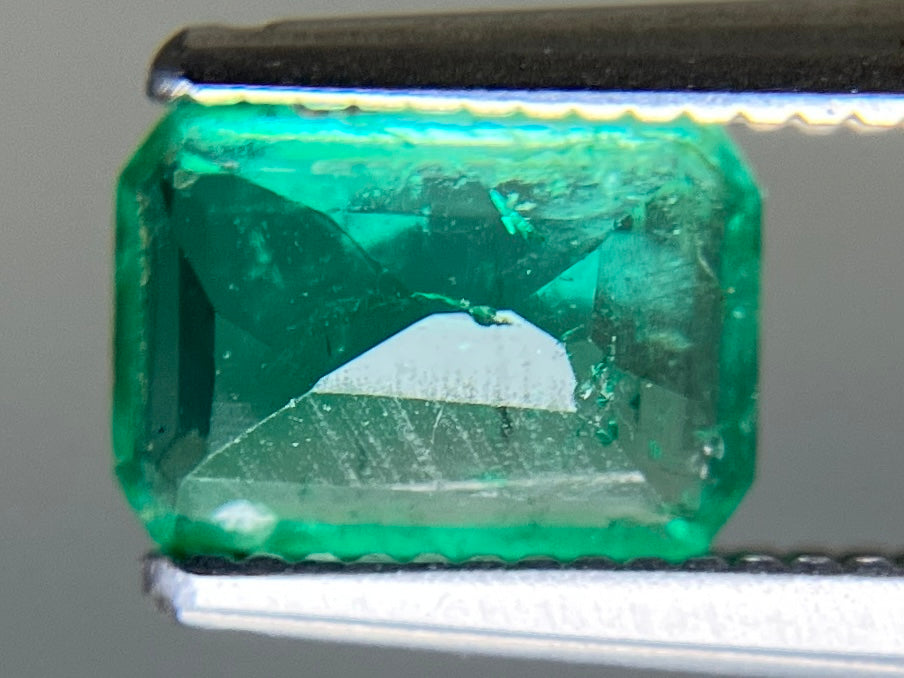 エメラルド 天然 0.898ct 中央宝石ソーティング付き 7.24㎜×5.00㎜×3.44㎜ ルース（ 裸石 ） 8209YY