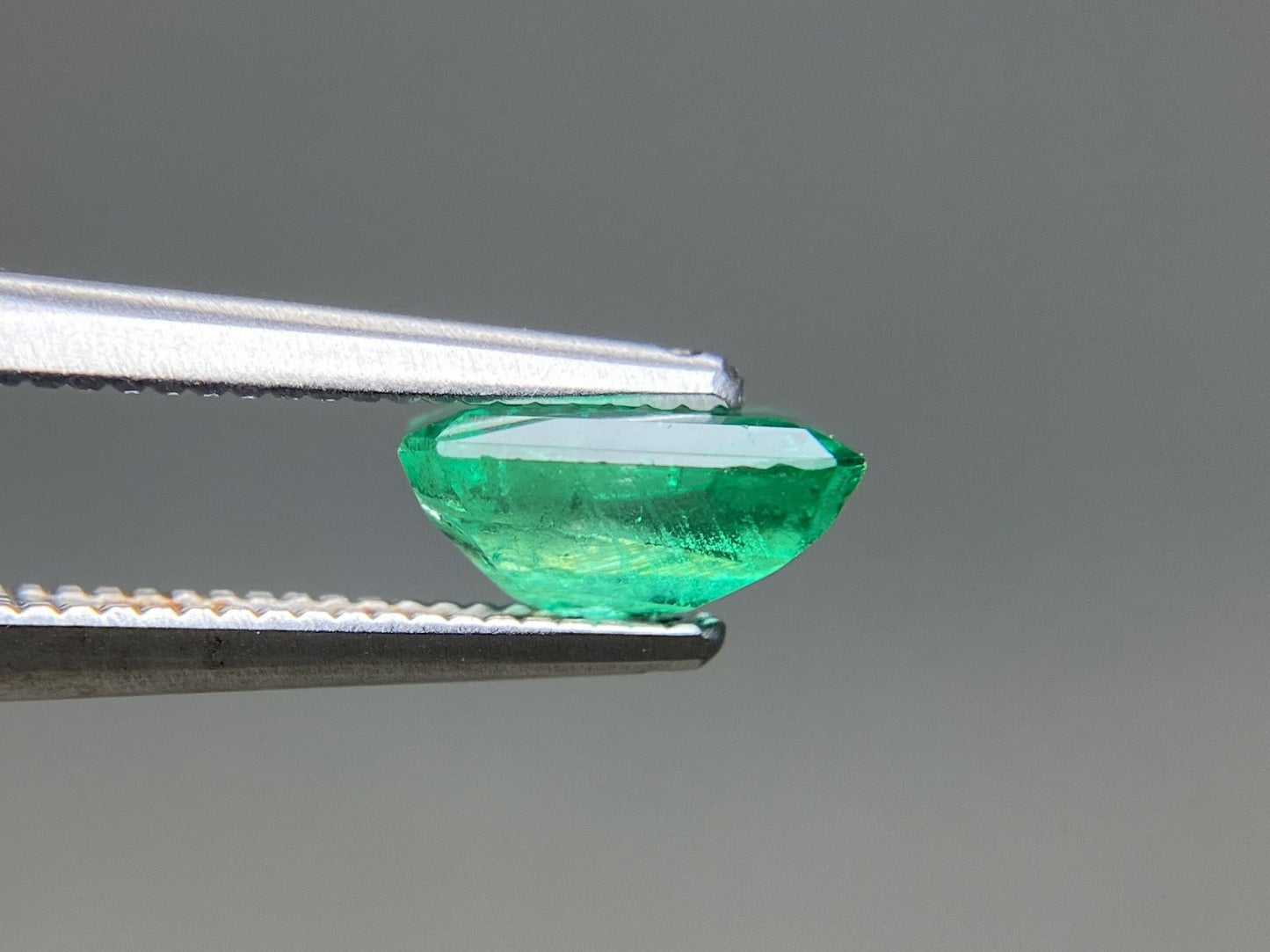 エメラルド 天然 0.898ct 中央宝石ソーティング付き 7.24㎜×5.00㎜×3.44㎜ ルース（ 裸石 ） 8209YY