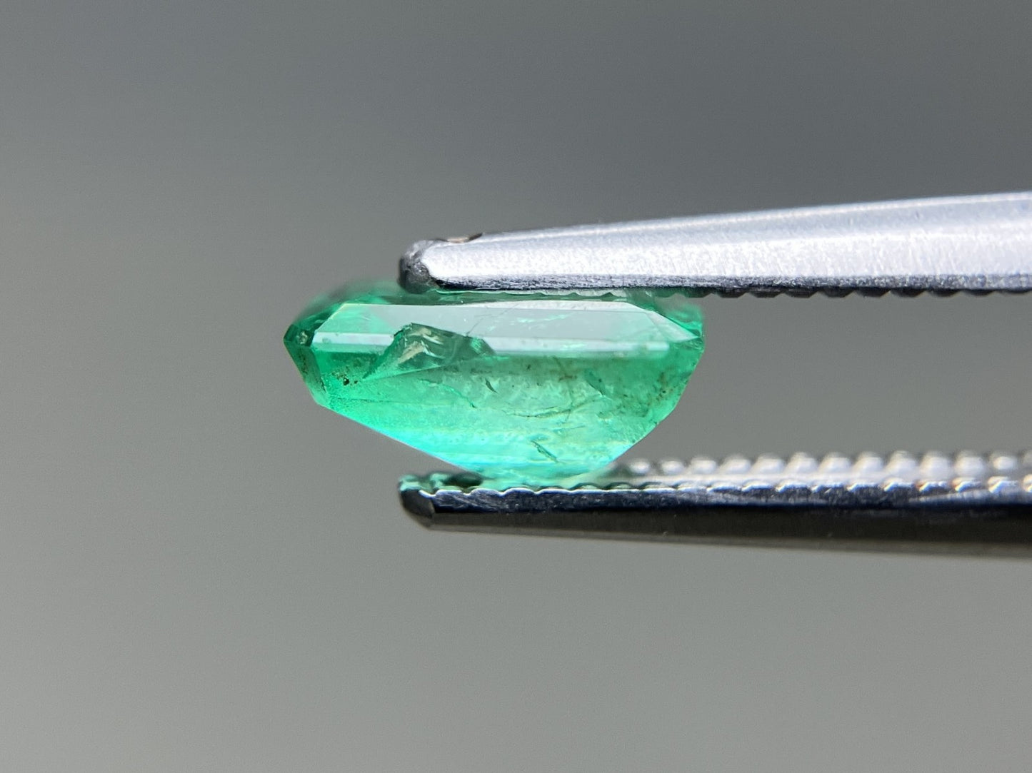 エメラルド 天然 0.898ct 中央宝石ソーティング付き 7.24㎜×5.00㎜×3.44㎜ ルース（ 裸石 ） 8209YY