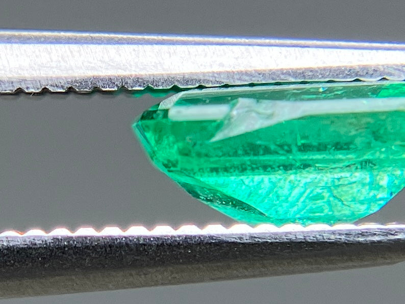 エメラルド 天然 0.898ct 中央宝石ソーティング付き 7.24㎜×5.00㎜×3.44㎜ ルース（ 裸石 ） 8209YY
