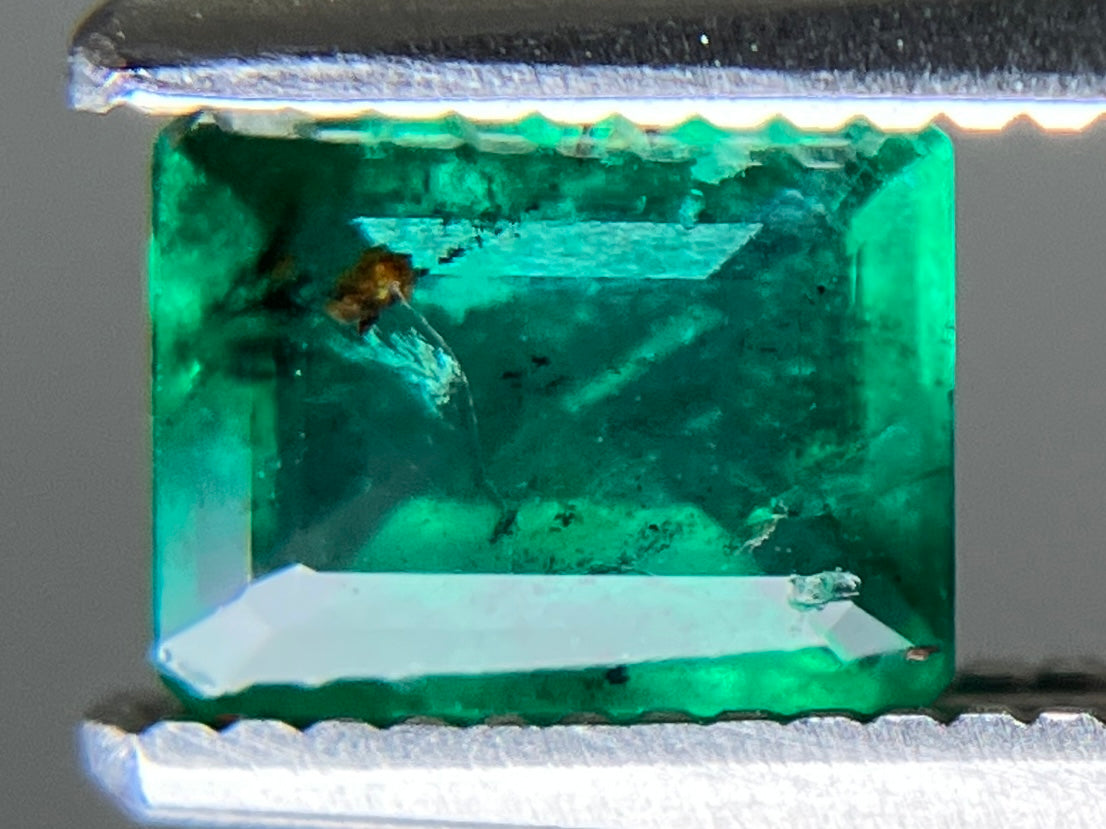 エメラルド 天然 0.684ct 宝石ソーティング付き 6.0㎜×4.6㎜×2.8㎜ ルース（ 裸石 ） 8296YY